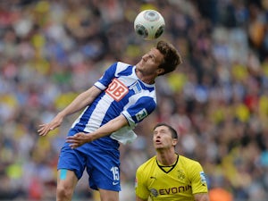 Late Langkamp goal downs 10-man Hamburg
