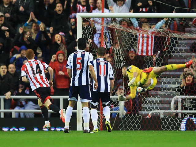 Jack Colback of Sunderland beats goalkeeper Ben Forster of West Bromwich Albion to score their first goal during the Barclays Premier League match between Sunderland and West Bromwich Albion at Stadium of Light on May 7, 2014