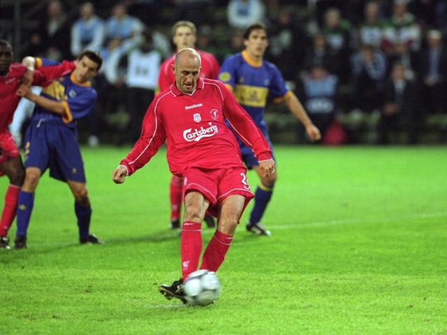 Gary McAllister of Liverpool scores from the penalty spot during the UEFA Cup Final against Deportivo Alaves on May 16, 2001