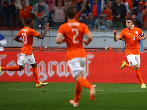 Van Persie nets in Netherlands draw