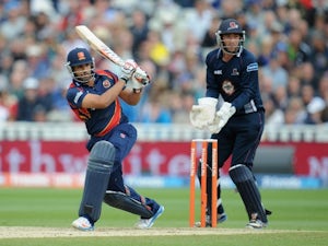 Pettini leads Essex to victory
