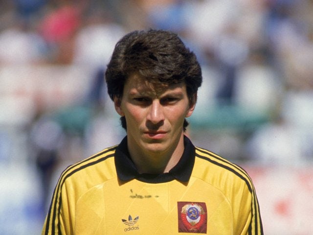 Soviet Union goalkeeper Rinat Dasayev poses for photographs at the World Cup on June 15, 1986.