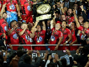 Jonny Wilkinson, Captain of Toulon raises the trophy after Toulon wins the Top 14 Final between Toulon and Castres Olympique at Stade de France on May 31, 2014
