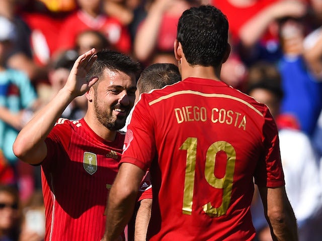 David Villa (C) celebrates with his teammates after scoring the opening goal of Spain during an international friendly match against El Salvador on June 7, 2014