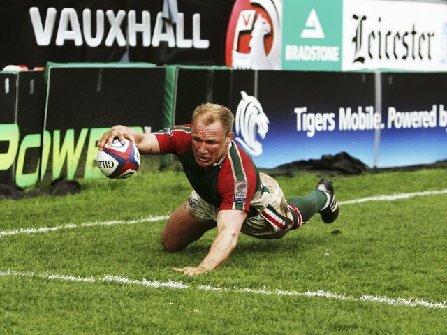 Neil Back scores a try for Leicester Tigers on April 30, 2005.
