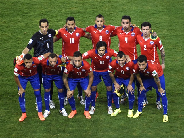 Chile national team pose prior to a Group B football match between Chile and Australia at the Pantanal Arena in Cuiaba during the 2014 FIFA World Cup on June 13, 2014