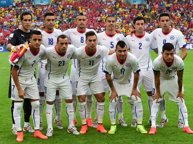 Chile's national team pose for a team photo prior to a Group B football match between Spain and Chile in the Maracana Stadium in Rio de Janeiro during the 2014 FIFA World Cup on June 18, 2014