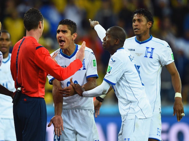 Jorge Claros (C), Oscar Boniek Garcia (2nd R) and Carlo Costly (R) of Honduras appeal to referee Benjamin Williams during the 2014 FIFA World Cup Brazil Group E match against Ecuador on June 20, 2014
