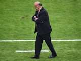 Spain's coach Vicente Del Bosque attends the Group B football match between Spain and Chile in the Maracana Stadium in Rio de Janeiro during the 2014 FIFA World Cup on June 18, 2014