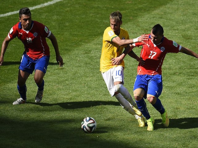Chile's midfielder Felipe Gutierrez, Brazil's forward Neymar and Chile's defender Gary Medel vie for the ball during the Round of 16 football match on June 28, 2014