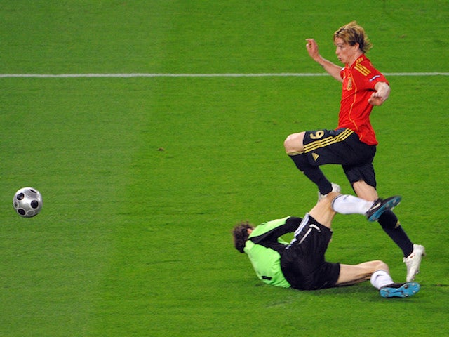 Spanish forward Fernando Torres (C) kicks the ball and scores in front of German goalkeeper Jens Lehmann (L) and German defender Philipp Lahm (R) during the Euro 2008 final on June 29, 2008