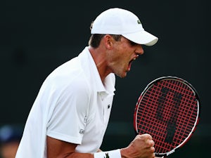 Isner eases through at Wimbledon