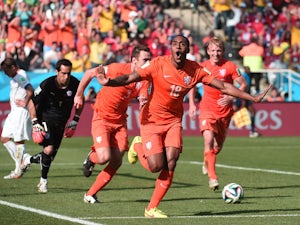 Netherlands beat Chile to top group