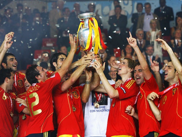 Fernando Torres (R) of Spain lifts the trophy with team mates after the UEFA EURO 2008 Final match between Germany and Spain at Ernst Happel Stadion on June 29, 2008