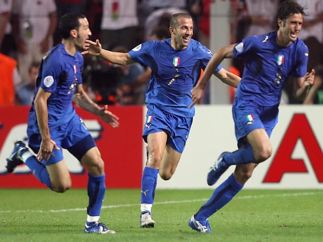 talian defender Fabio Grosso (R) celebrates his goal in extra time with forward Alessandro Del Piero (C) and defender Gianluca Zambrotta