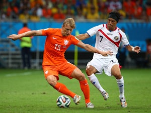 Kuyt played on with staples in head