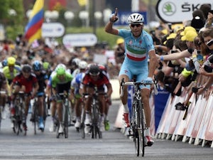 Nibali wins stage 10, reclaims yellow jersey
