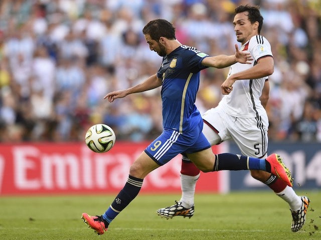 Argentina's forward Gonzalo Higuain (L) and Germany's defender Mats Hummels vie for the ball during the 2014 FIFA World Cup final football match on July 13, 2014