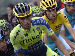 Contador presented with canary at press conference