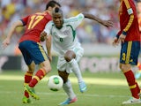 Nigeria's forward Brown Ideye drives the ball past Spain's defenders Alvaro Arbeloa and Gerard Pique during their FIFA Confederations Cup Brazil 2013 Group B football match, at the Castelao Stadium in Fortaleza on June 23, 2013