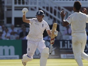England pile on the runs at lunch