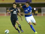 Everton football player Steven Pienaar battles for the ball with Leonardo Ulloa of Leicester City during the football friendly match at Supachalasai Stadium in Bangkok on July 27, 2014