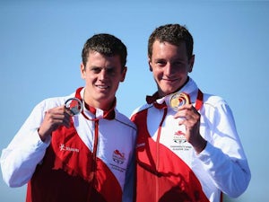 Alistair Brownlee helps brother over finishing line