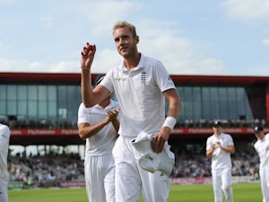 Broad retires hurt as England dismissed for 367