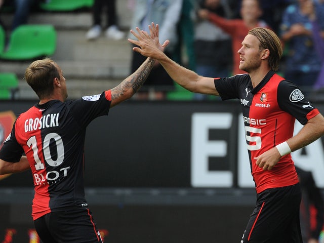 Rennes' Swedish forward Ola Toivonen celebrates with his teammate Rennes' Polish forward Kamil Grosicki after scoring a goal during the French L1 football match between Stade Rennais FC and Evian-Thonon Gaillard FC on August 16, 2014