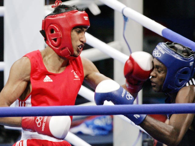 Amir Khan (L) of Great Britain unleashes a combination against Mario Cesar Kindelan Mesa (R) of Cuba during their lightweight (60 kg) boxing match at the Peristeri Boxing Hall on August 29, 2004