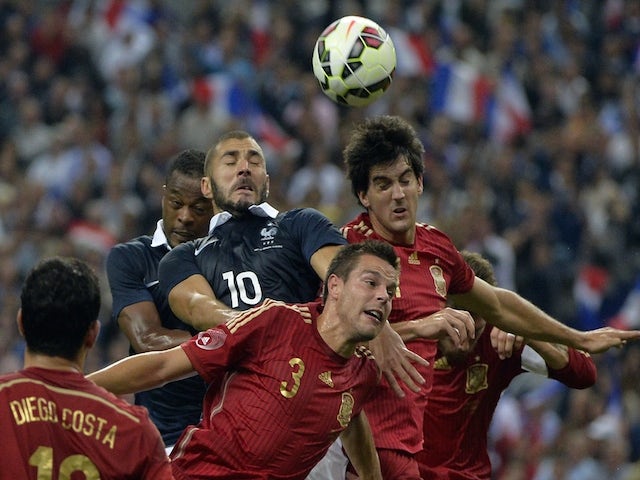 French forward Karim Benzema (C) vies with Spanish defender Mikel San Jose (R) during the friendly football match France vs Spain, on September 4, 2014 