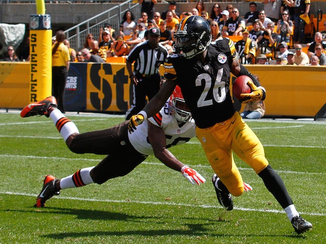 Le'Veon Bell #26 of the Pittsburgh Steelers avoids a tackle by Karlos Dansby #56 of the Cleveland Browns during the second quarter at Heinz Field on September 7, 2014
