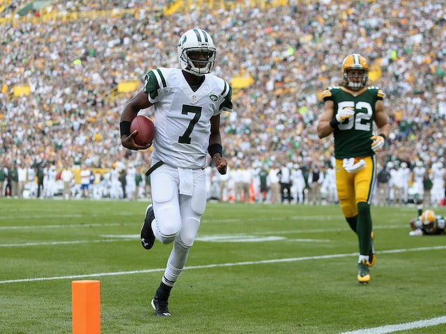Quarterback Geno Smith #7 of the New York Jets rushes for one yard to score against the Green Bay Packers on September 14, 2014