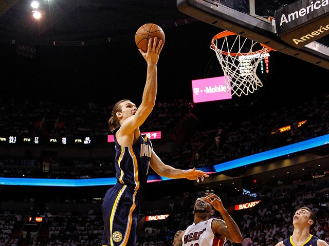 Louis Amundson 17 Of The Indiana Pacers Shoots Over Udonis