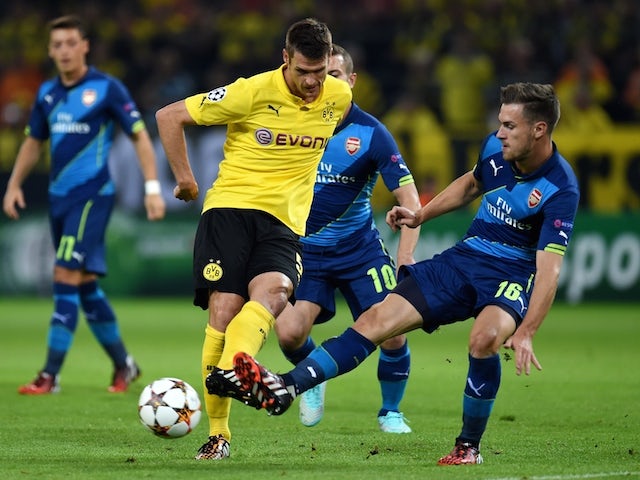 Dortmund's midfielder Sebastian Kehl (L) and Arsenal's Welsh midfielder Aaron Ramsey vie for the ball during the first leg UEFA Champions League Group D football match on September 16, 2014
