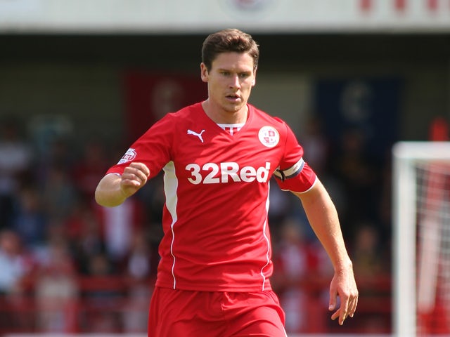 Simpson back for Crawley