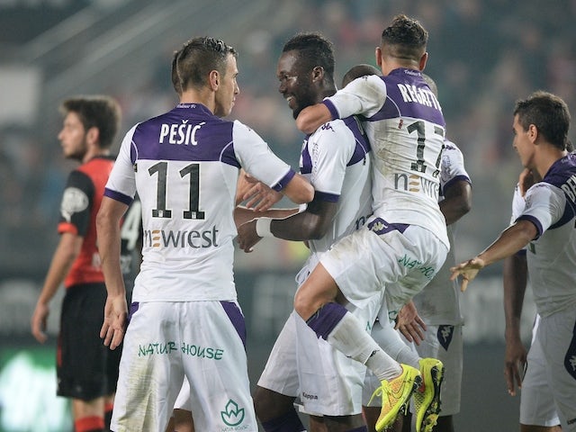 Toulouse's French midfielder Tongo Hamed Doumbia (C) celebrates with his teammates after scoring a goal during the French L1 football match against Rennes on September 23, 2014