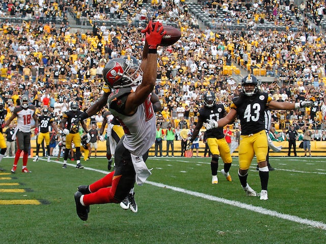 Vincent Jackson #83 of the Tampa Bay Buccaneers catches a game winning touchdown in the fourth quarter against the Pittsburgh Steelers at Heinz Field on September 28, 2014
