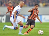 Shakhtar Donetsk's Alex Teixeira (R) fights for the ball with FC Porto's Maicon (L) on September 30, 2014 