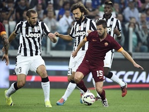 Juventus' midfielder Andrea Pirlo (C) fights for the ball with Roma's midfielder from Bosnia-Herzegovina Miralem Pjanic (R) during the Italian Serie A football match Juventus vs Roma on October 5, 2014