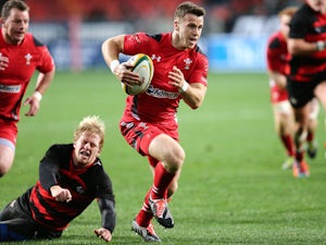 Davies signs new deal with Scarlets