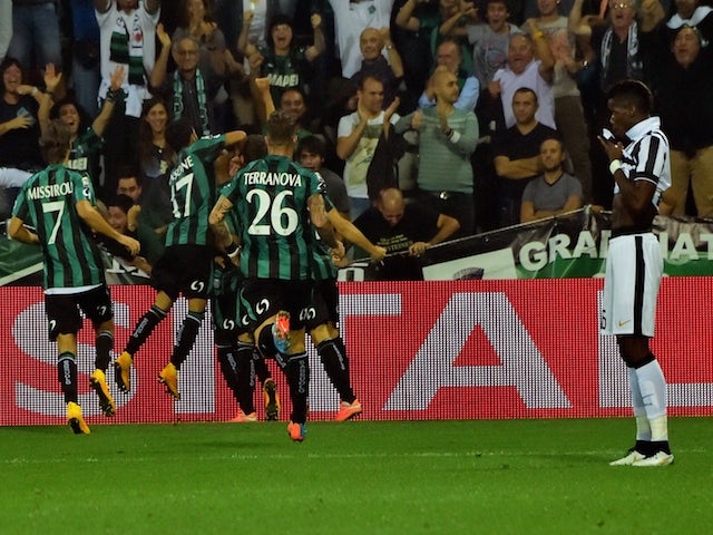 Sassuolo's forward Simone Zaza celebrates after scoring a goal with his team mates during the Serie A football match against Juventus on October 18, 2014