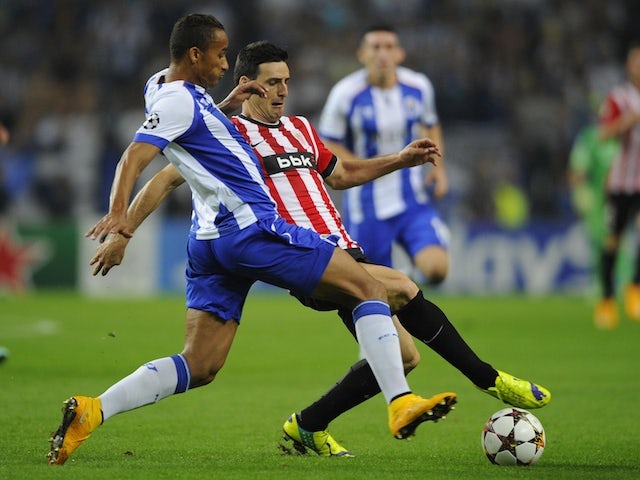 Porto's Brazilian defender Danilo (L) vies with Athletic Bilbao's forward Aritz Aduriz during the UEFA Champions League football match on October 21, 2014