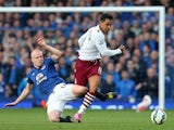 Steven Naismith of Everton in action with Kieran Richardson of Aston Villa during the Barclays Premier League match between Everton and Aston Villa at Goodison Park on October 18, 2014