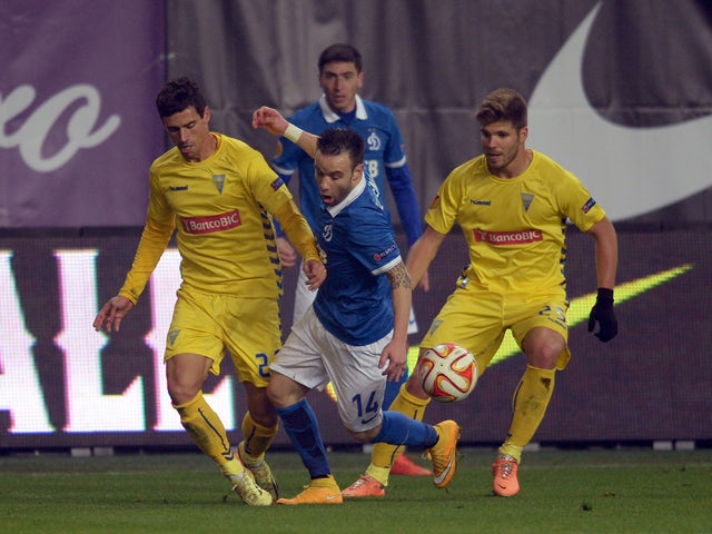 Dynamo Moscow's Mathieu Valbuena fights for the ball with Estoril's Emidio Rafael (L) and Diogo Amado (R) during the UEFA Europa League group E football match Dynamo Moscow vs Estoril in Khimki outside Moscow on November 6, 2013