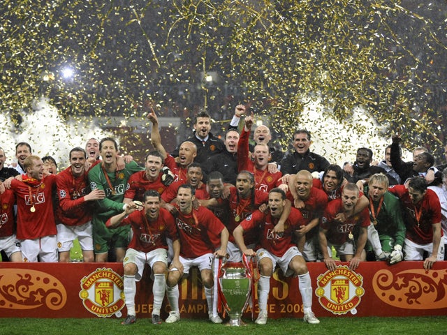 Manchester United players pose with the trophy after beating Chelsea in the final of the Champions League football match at the Luzhniki stadium in Moscow on May 21, 2008