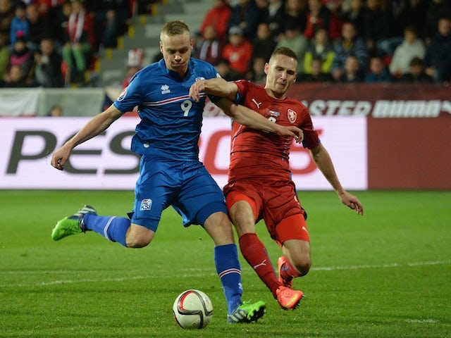 Czech Republic's Pavel Kaderabek (R) vies for the ball with Iceland's Kolbeinn Sigthorsson during the UEFA 2016 European Championship qualifying round Group A football match on November 16, 2014