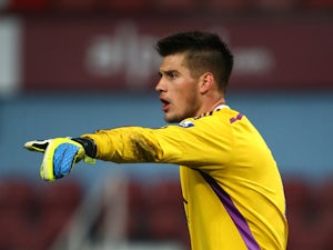 West Ham goalkeeper signs new contract
