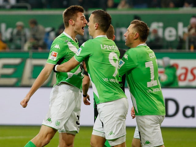  The team of Wolfsburg celebrates after Robin Knoche (L) scores his team's first goal during the Bundesliga match between VfL Wolfsburg and Borussia Moenchengladbach at Volkswagen Arena on November 30, 2014