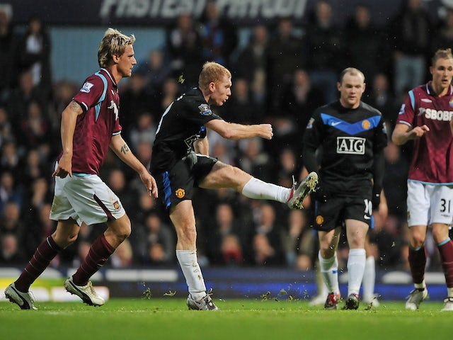 Manchester United's English midfiedler Paul Scholes (2nd L) shoots and scores the opening goal during the English Premier League football match against West Ham United on December 5, 2009